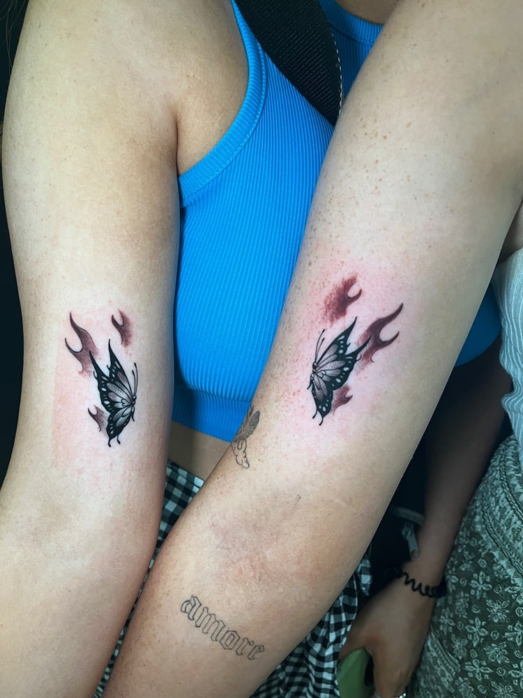 tatuaje hermanas mariposa