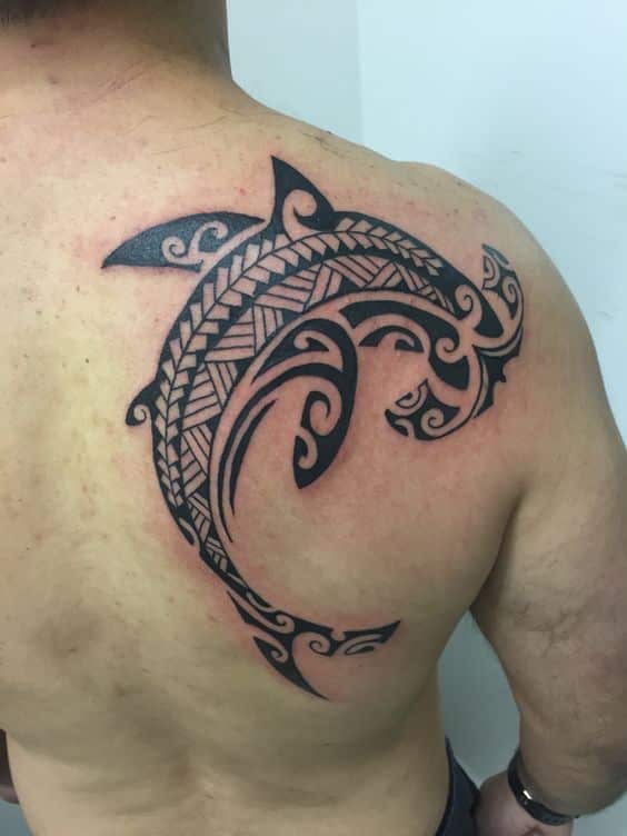 tatuajes maoríes tiburón