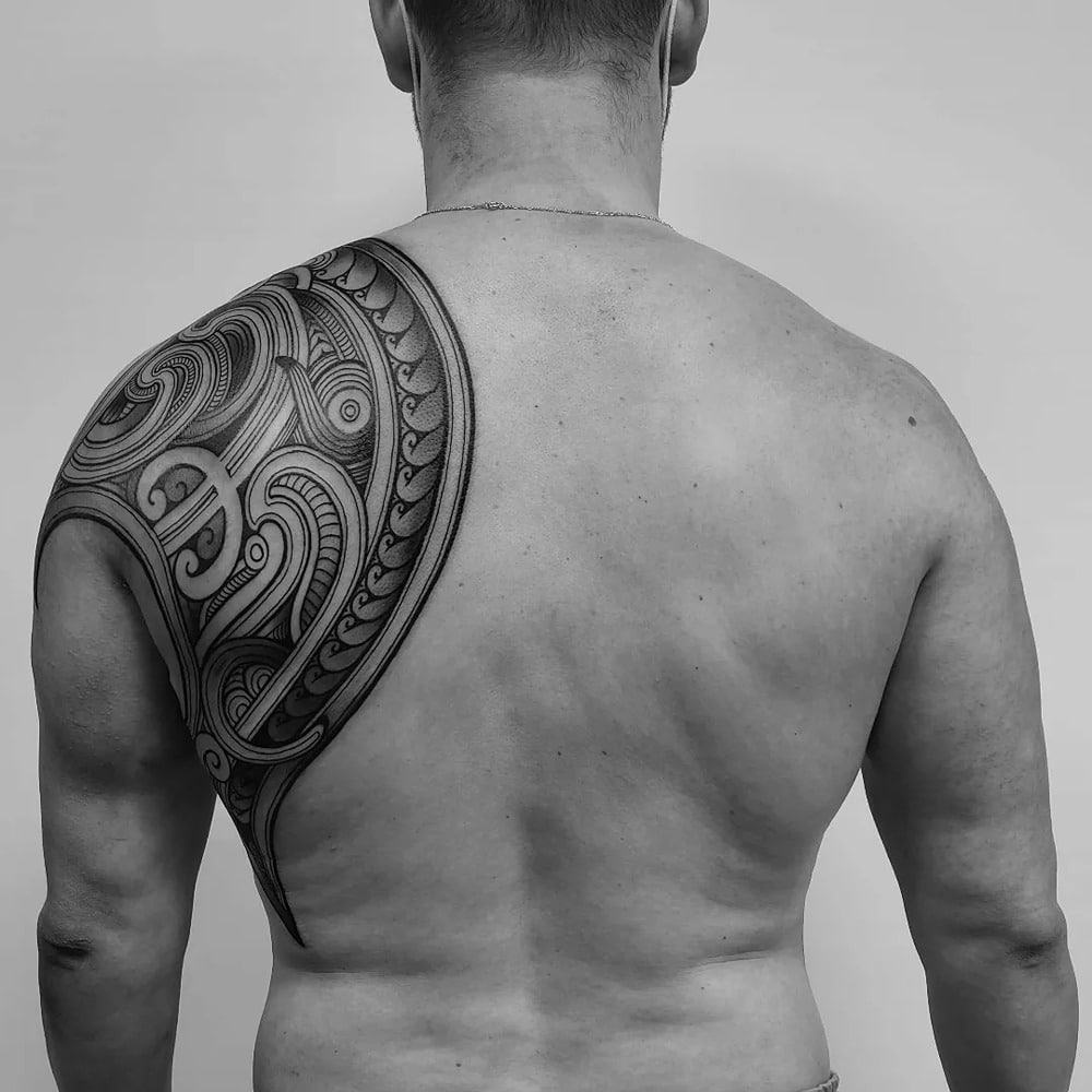 tatuajes maoríes hombro