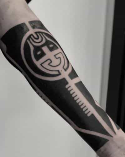 tatuaje tribal antebrazo