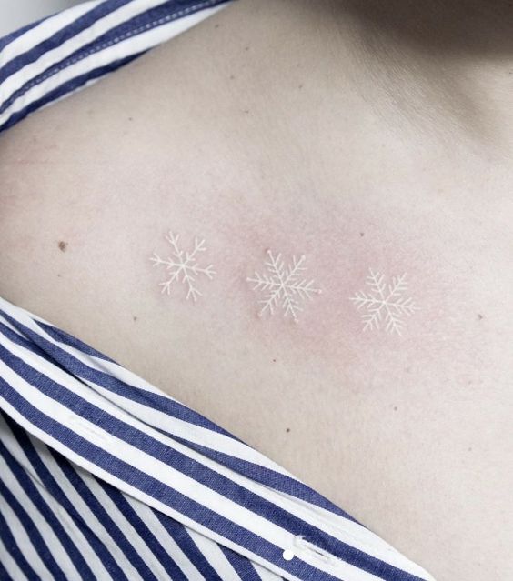 tatuaje copo de nieve blanco