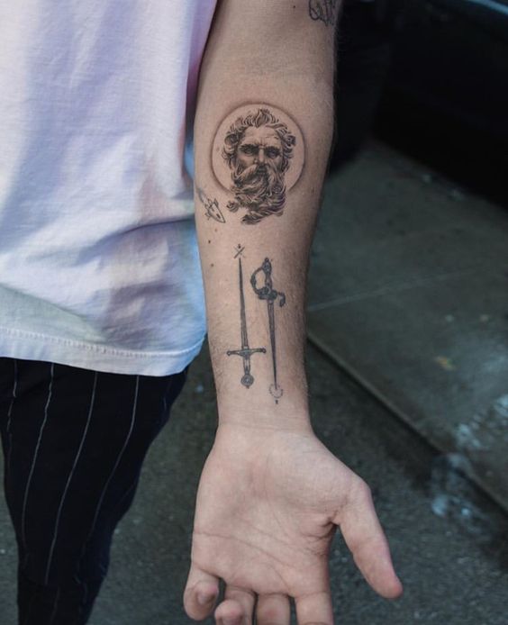 tatuaje poseidón brazo