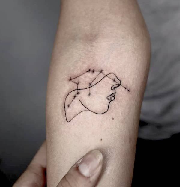 tatuaje acuario minimalista