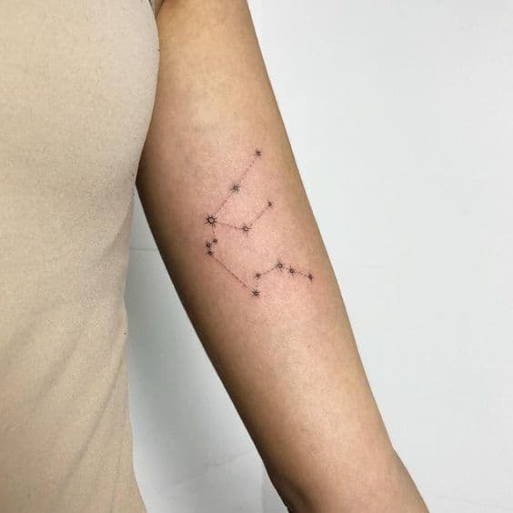 tatuaje acuario constelación