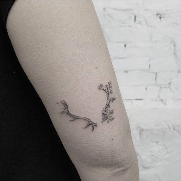 tatuaje ciervo minimalista