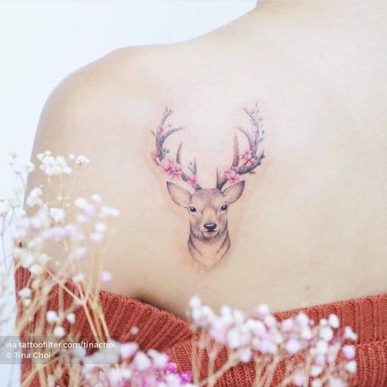 tatuaje ciervo flores