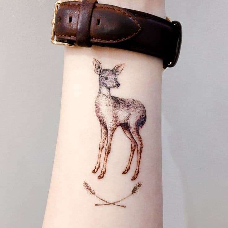 tatuaje ciervo brazo