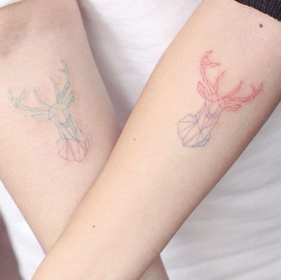 tatuaje ciervo brazo