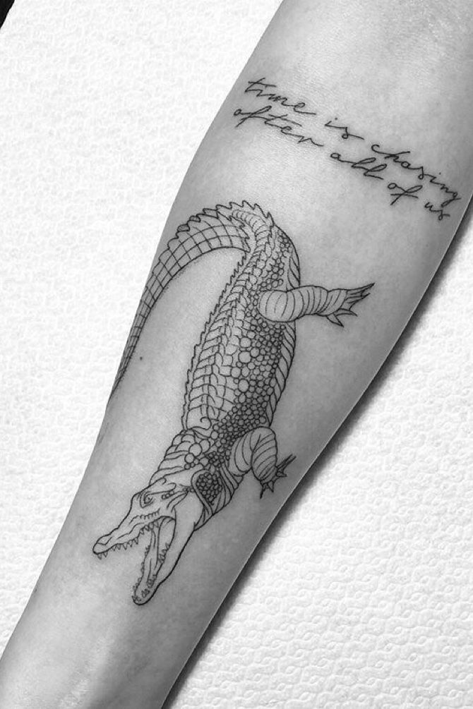 tatuaje cocodrilo brazo