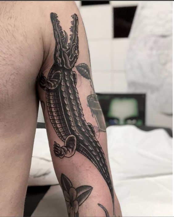 tatuaje cocodrilo hombro