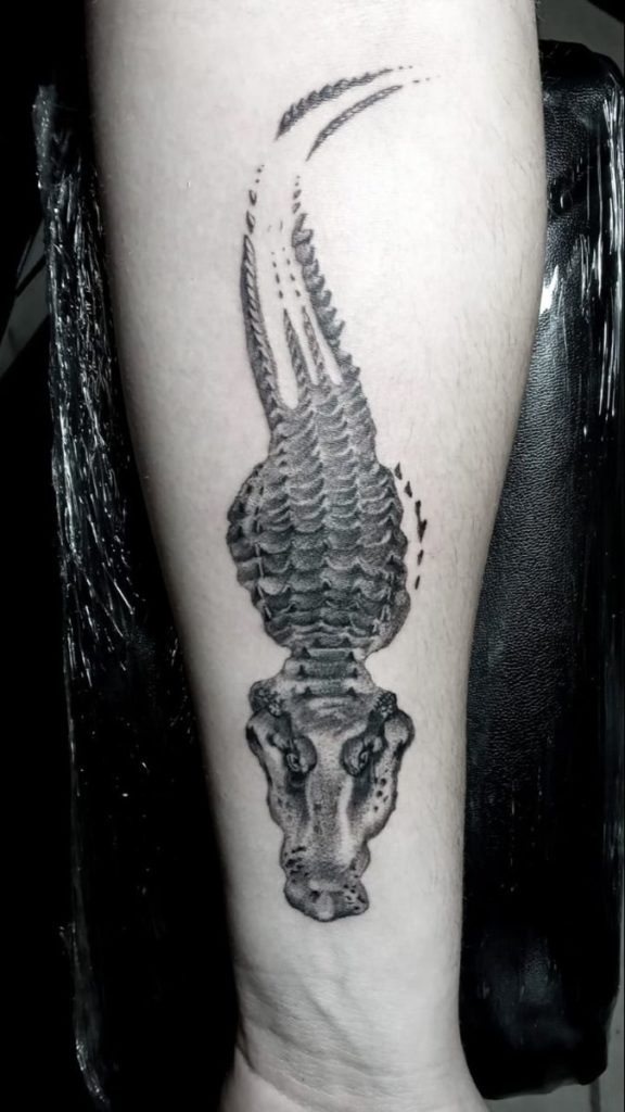 tatuaje cocodrilo nadando