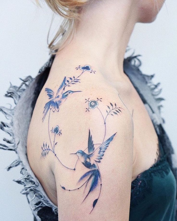 tatuaje de colibrí hombro