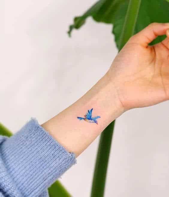 tatuaje de colibrí azul