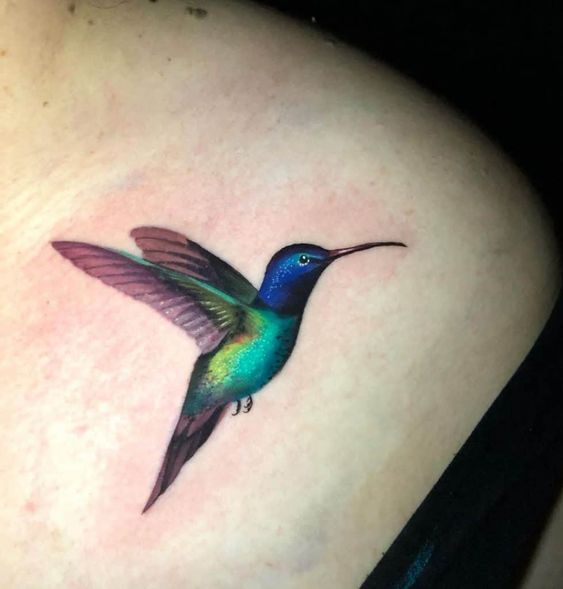 tatuaje de colibrí realista