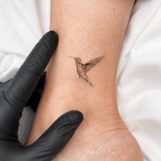 tatuaje de colibrí pequeño