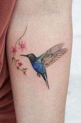 tatuaje de colibrí flores