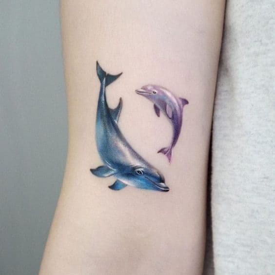 tatuaje delfín nadando
