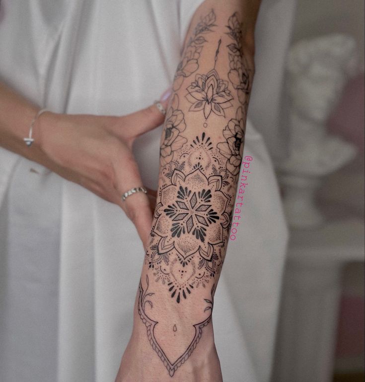 tatuaje flor de la vida brazo