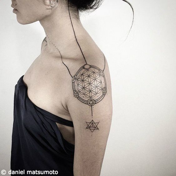 tatuaje flor de la vida hombro