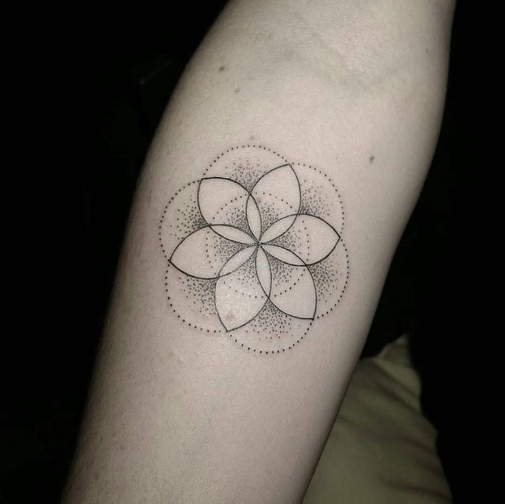tatuaje flor de la vida pequeño