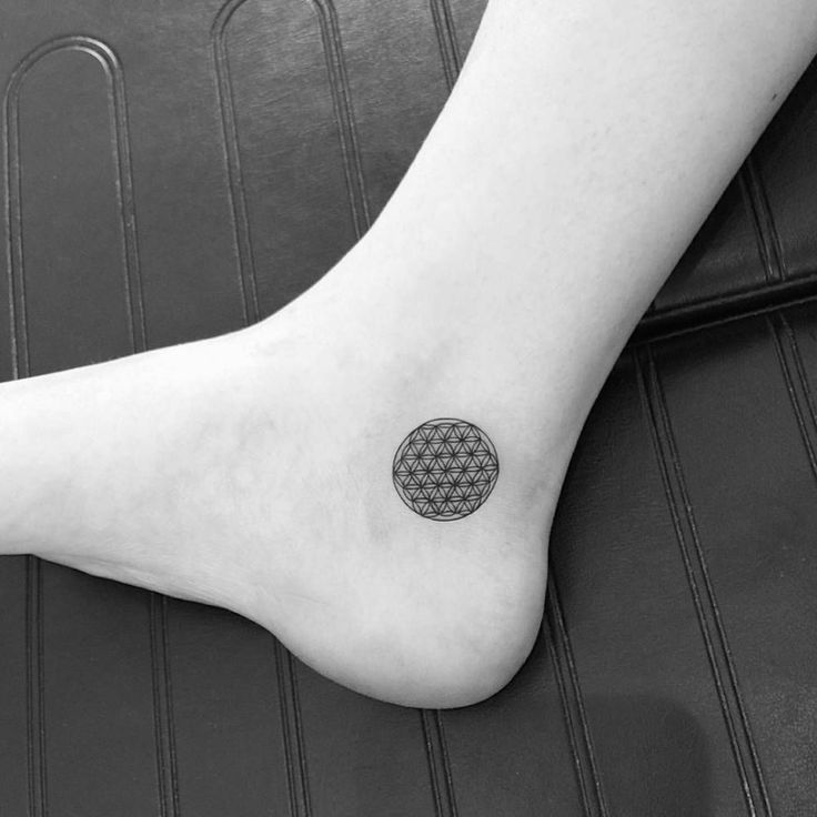 tatuaje flor de la vida tobillo