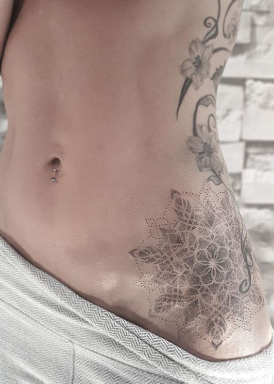 tatuaje flor de la vida cadera