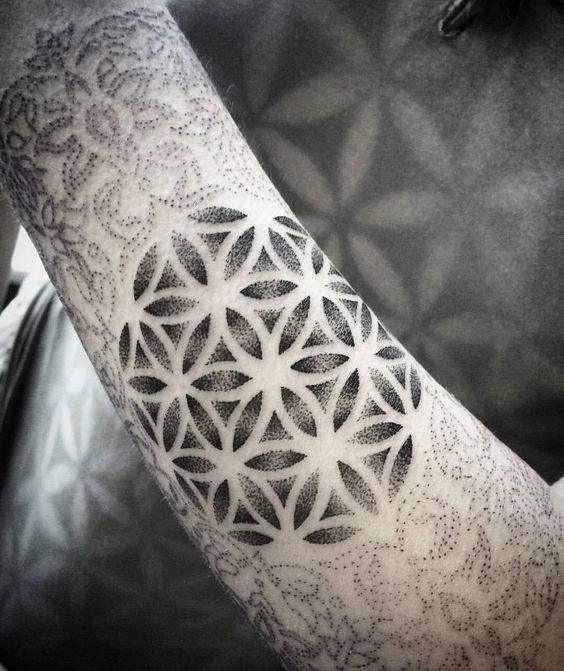 tatuaje flor de la vida geométrico