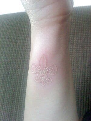 tatuaje flor de lis blanco