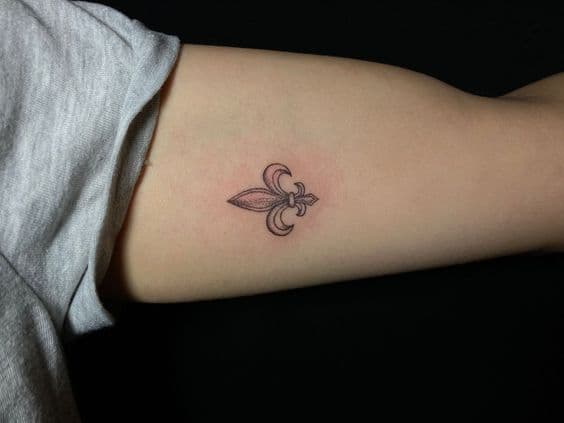tatuaje flor de lis pequeño