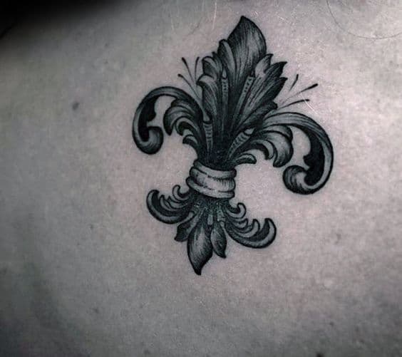 tatuaje flor de lis blackwork