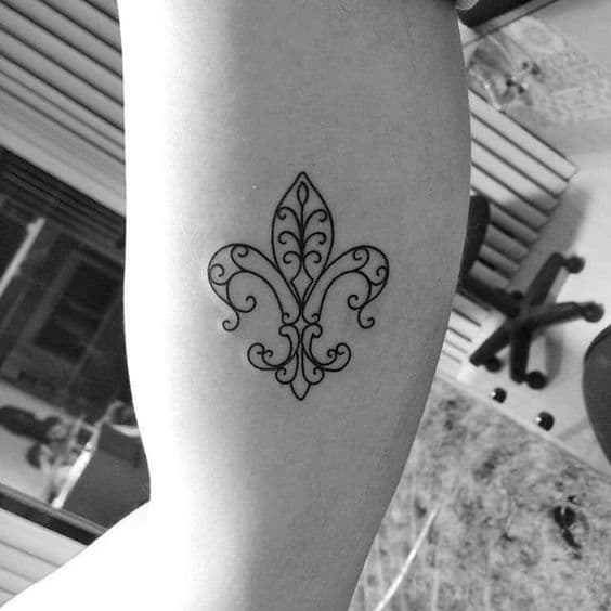 tatuaje flor de lis tradicional