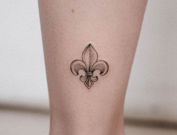 tatuaje flor de lis pierna