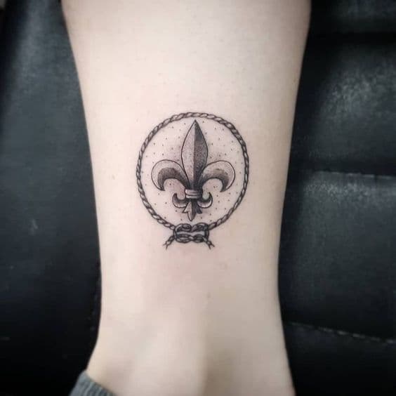 tatuaje flor de lis pierna