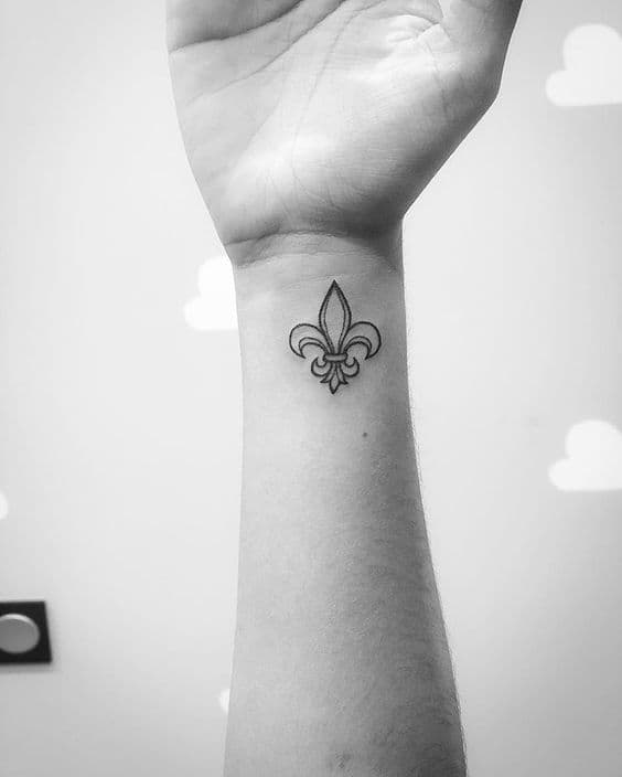 tatuaje flor de lis minimalista