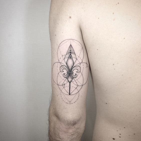 tatuaje flor de lis geométrico