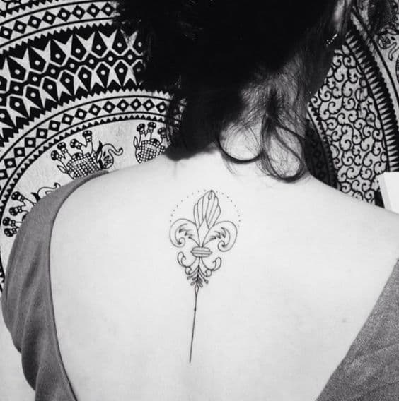 tatuaje flor de lis espalda (4)