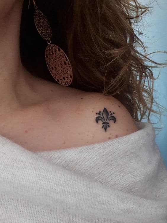 tatuaje flor de lis