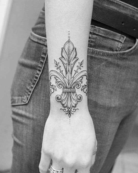 tatuaje flor de lis brazo