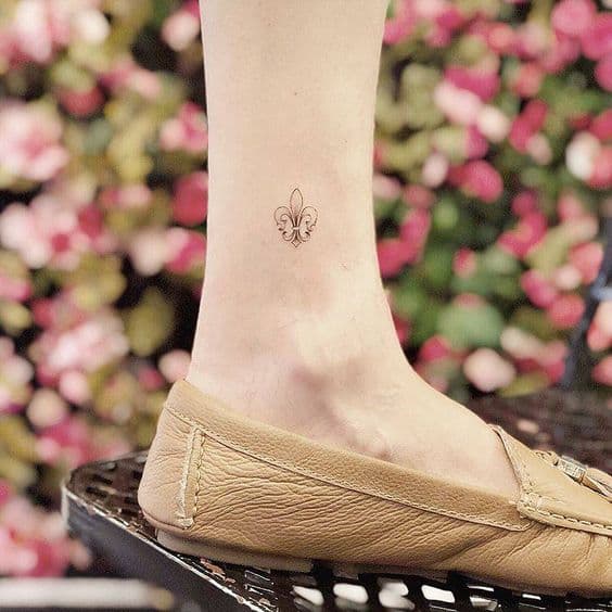 tatuaje flor de lis pequeño