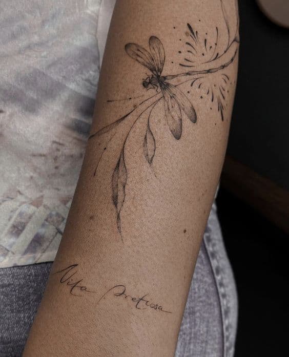 tatuaje libélula y plantas (1)