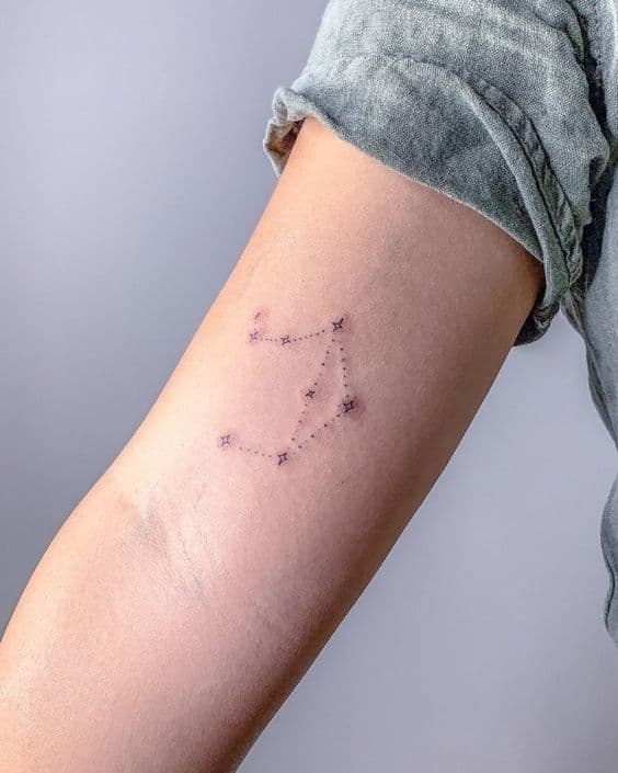tatuaje libra constelación