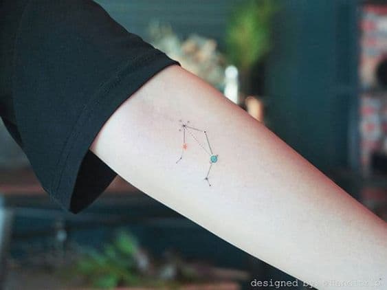 tatuaje libra constelación