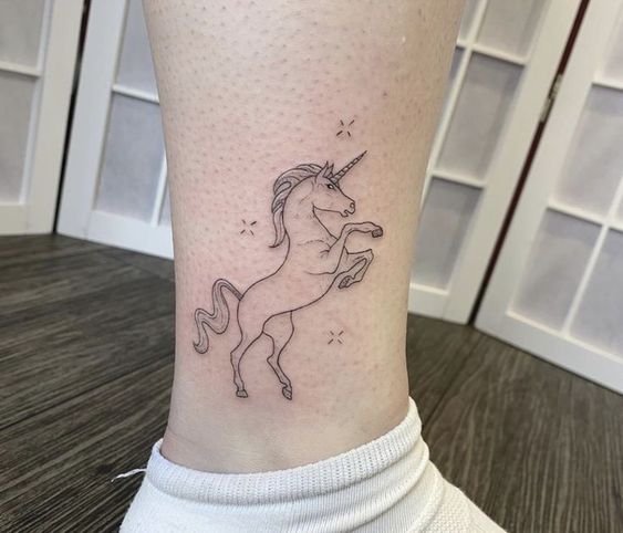 tatuaje unicornio pequeño