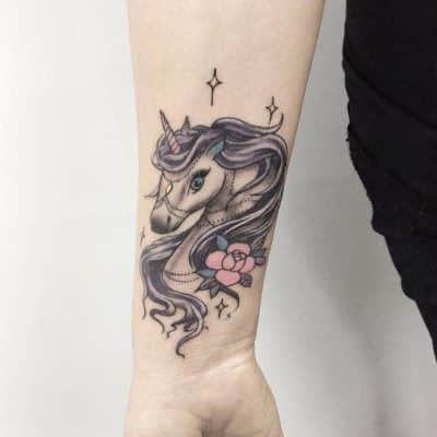 tatuaje unicornio blackwork