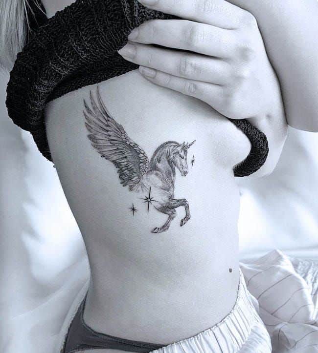 tatuaje unicornio costado