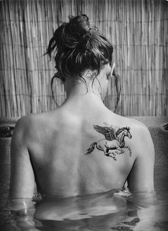 tatuaje unicornio hombro