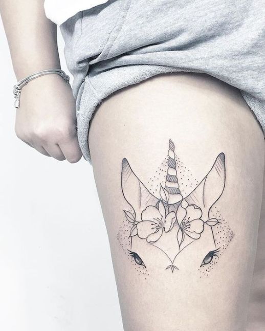 tatuaje unicornio pierna
