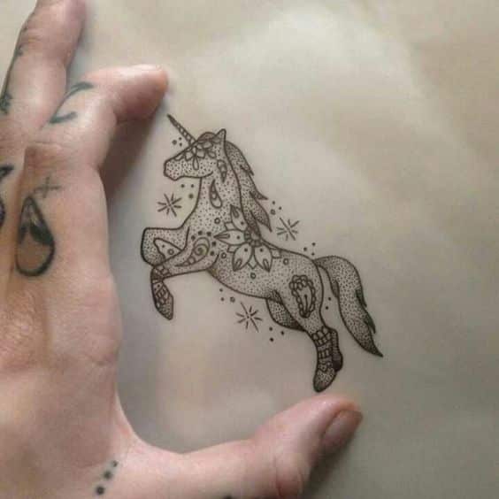 tatuaje unicornio blanco y negro