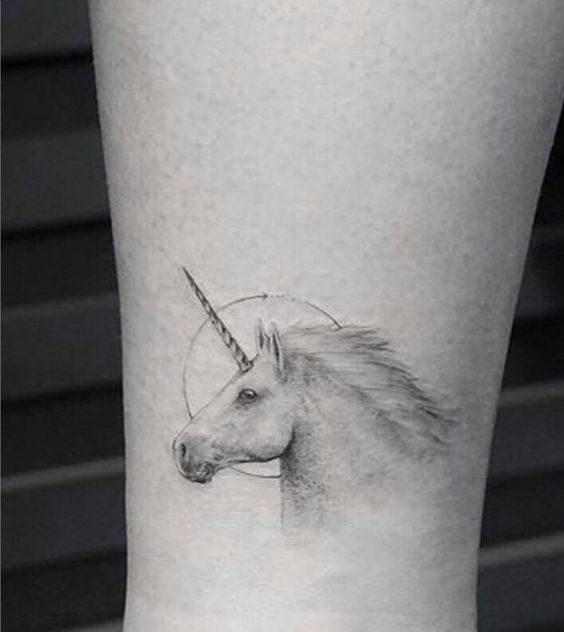 tatuaje unicornio realista