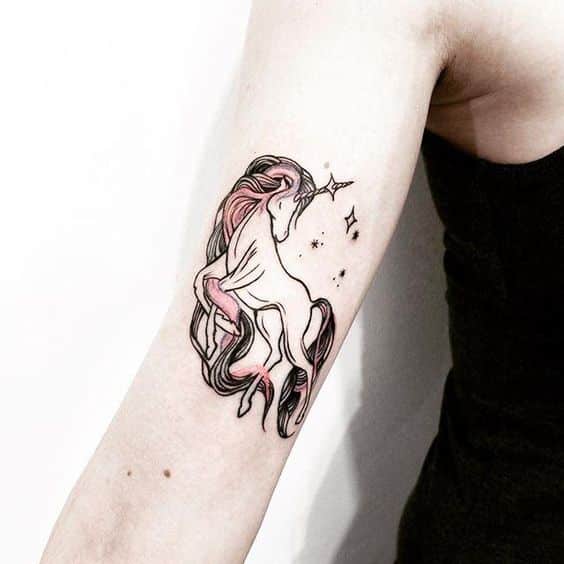 tatuaje unicornio brazo